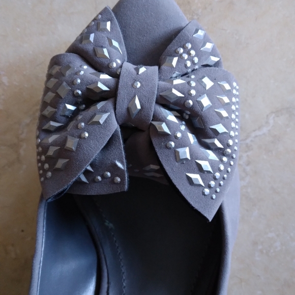 NWT-BCBG grey sued slip-on w/ embellished bow & small wedged heel. - Picture 3 of 5